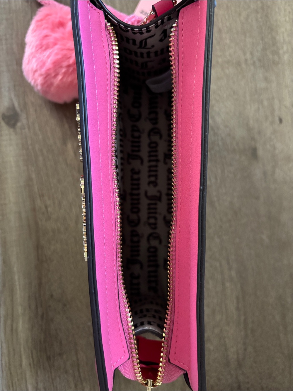 Juicy Couture “Free to be Juicy” Wristlet with faux heart charm - Picture 5 of 6